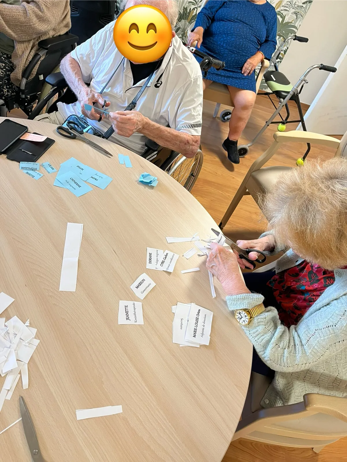 Un atelier créatif pour préparer les badges de nos équipes !