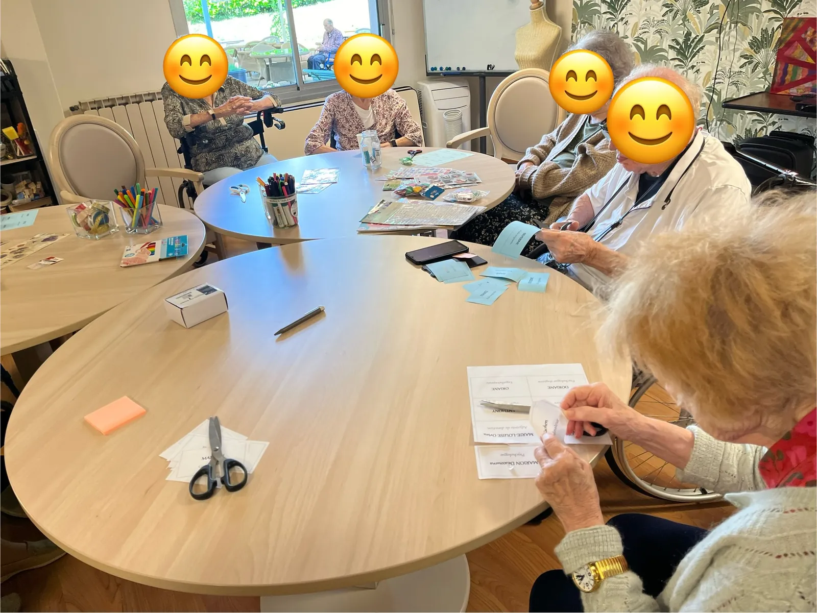 Un atelier créatif pour préparer les badges de nos équipes !