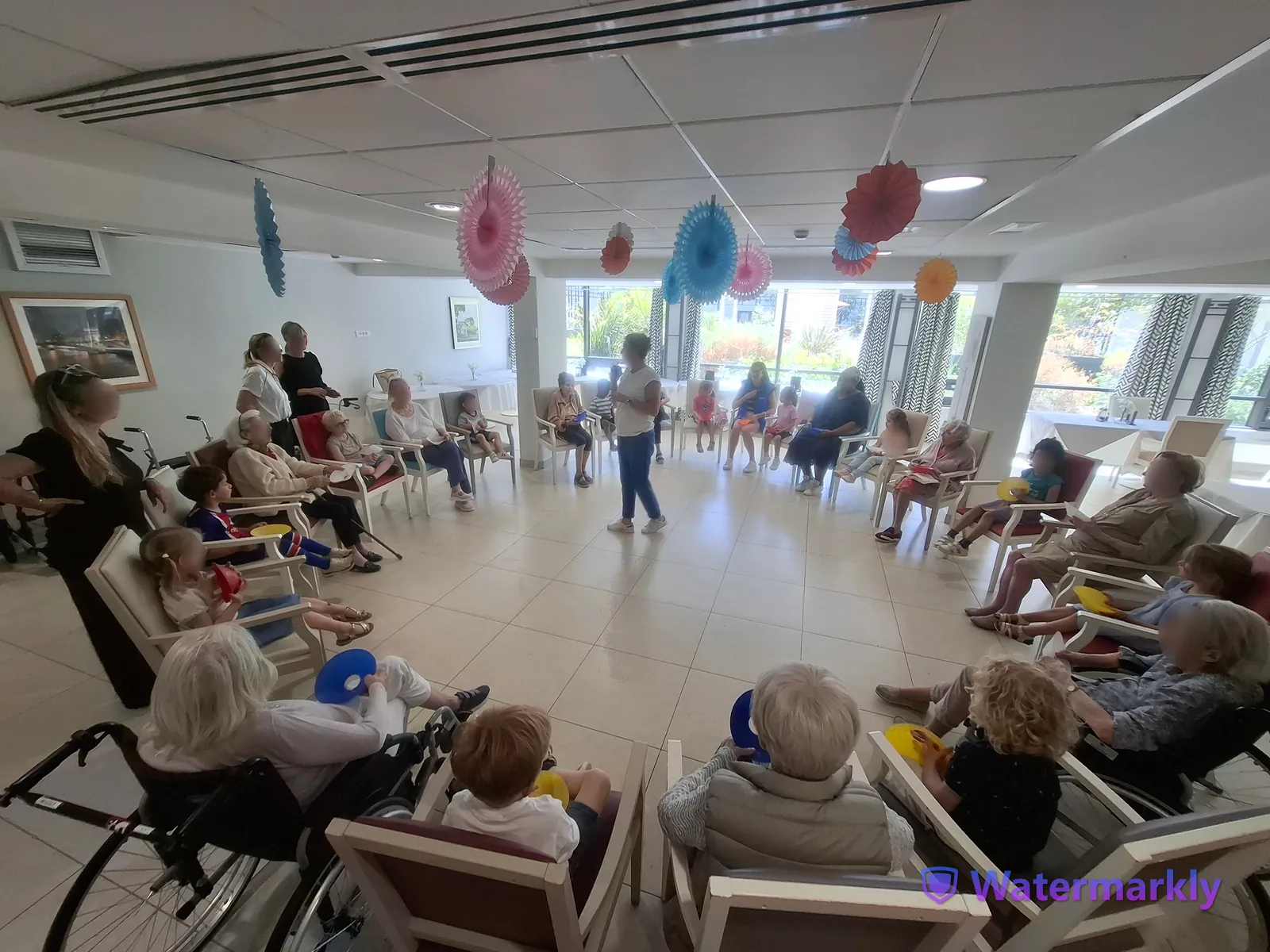Rencontre intergénérationnelle : jeux d’adresse avec les enfants du centre de loisirs