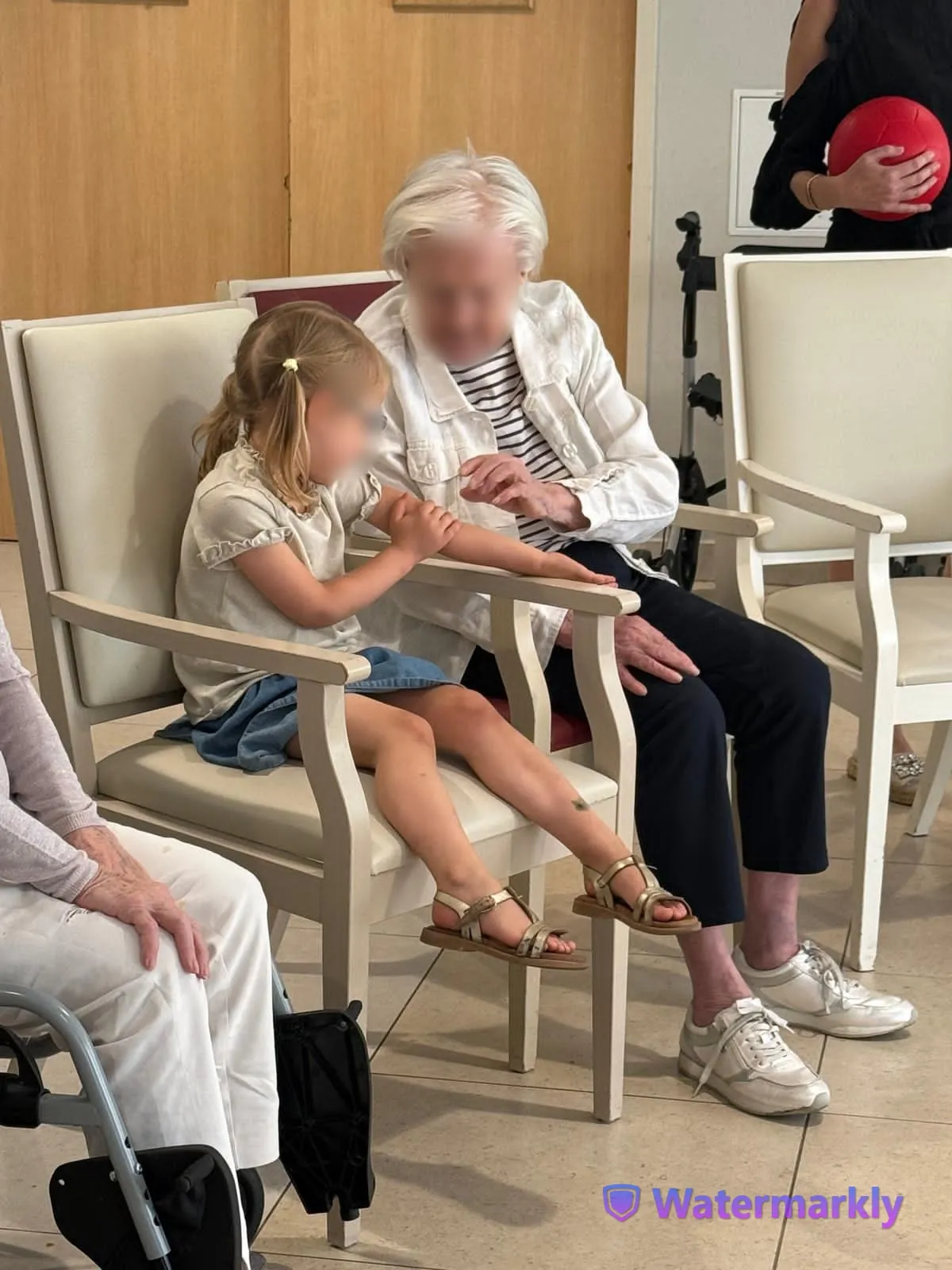 Rencontre intergénérationnelle : jeux d’adresse avec les enfants du centre de loisirs
