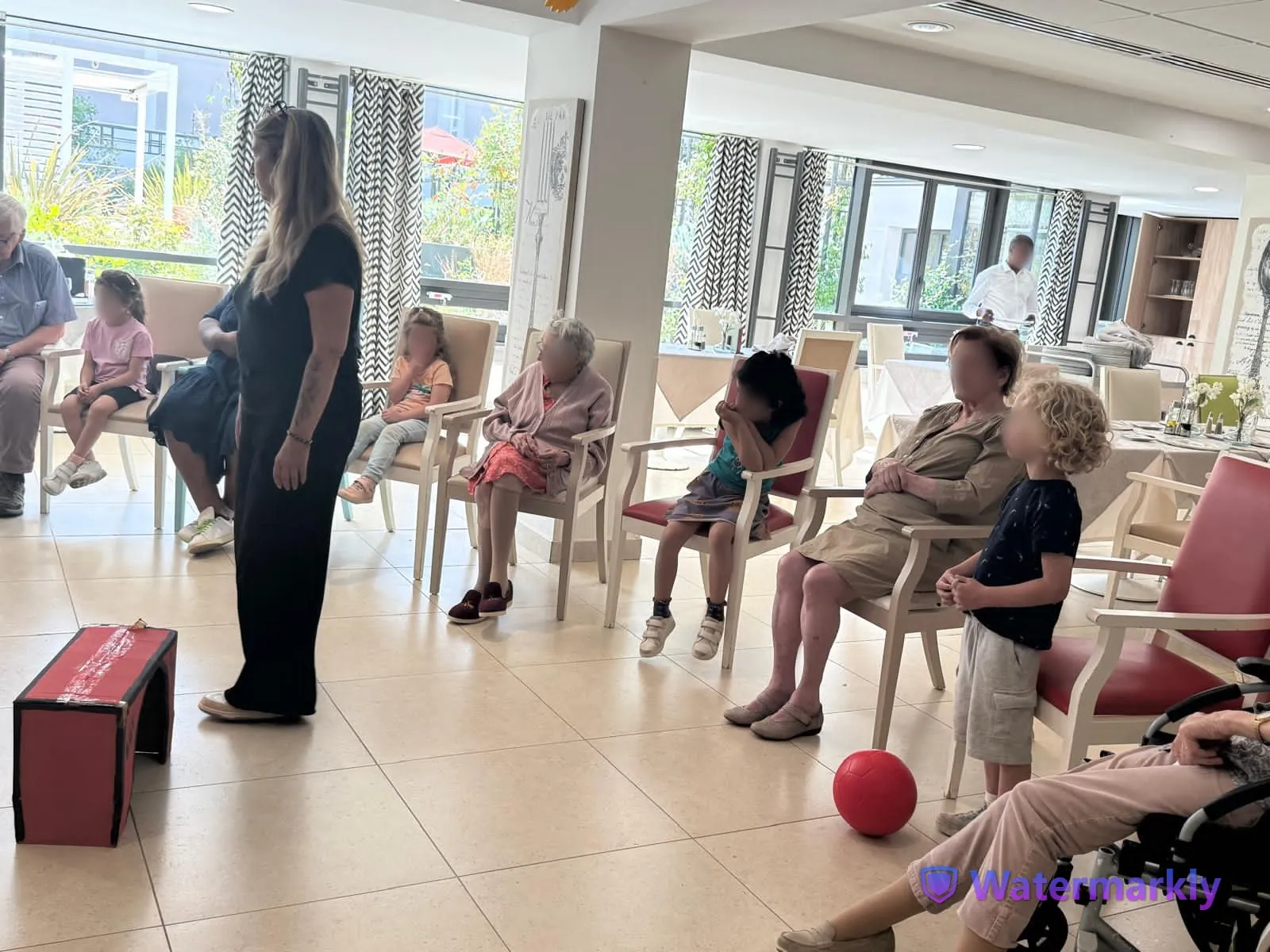 Rencontre intergénérationnelle : jeux d’adresse avec les enfants du centre de loisirs