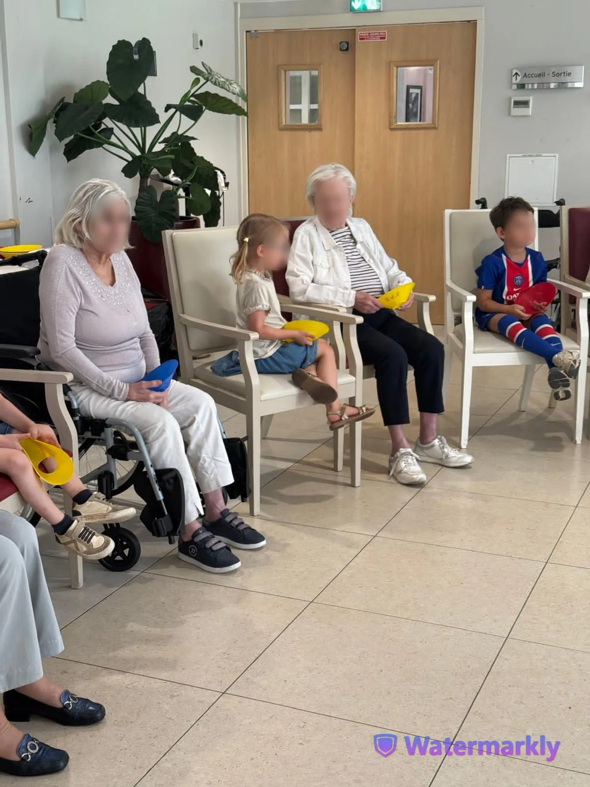 Rencontre intergénérationnelle : jeux d’adresse avec les enfants du centre de loisirs