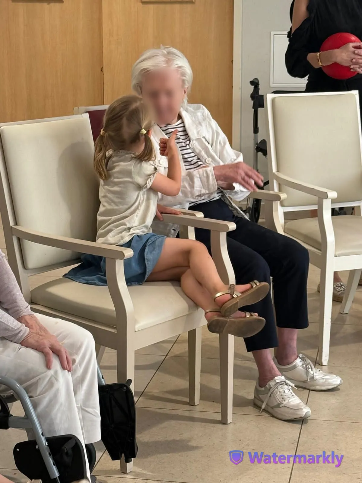 Rencontre intergénérationnelle : jeux d’adresse avec les enfants du centre de loisirs