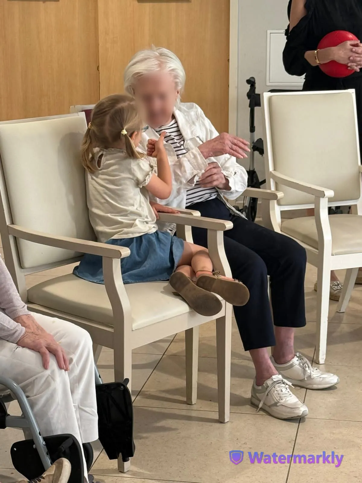 Rencontre intergénérationnelle : jeux d’adresse avec les enfants du centre de loisirs