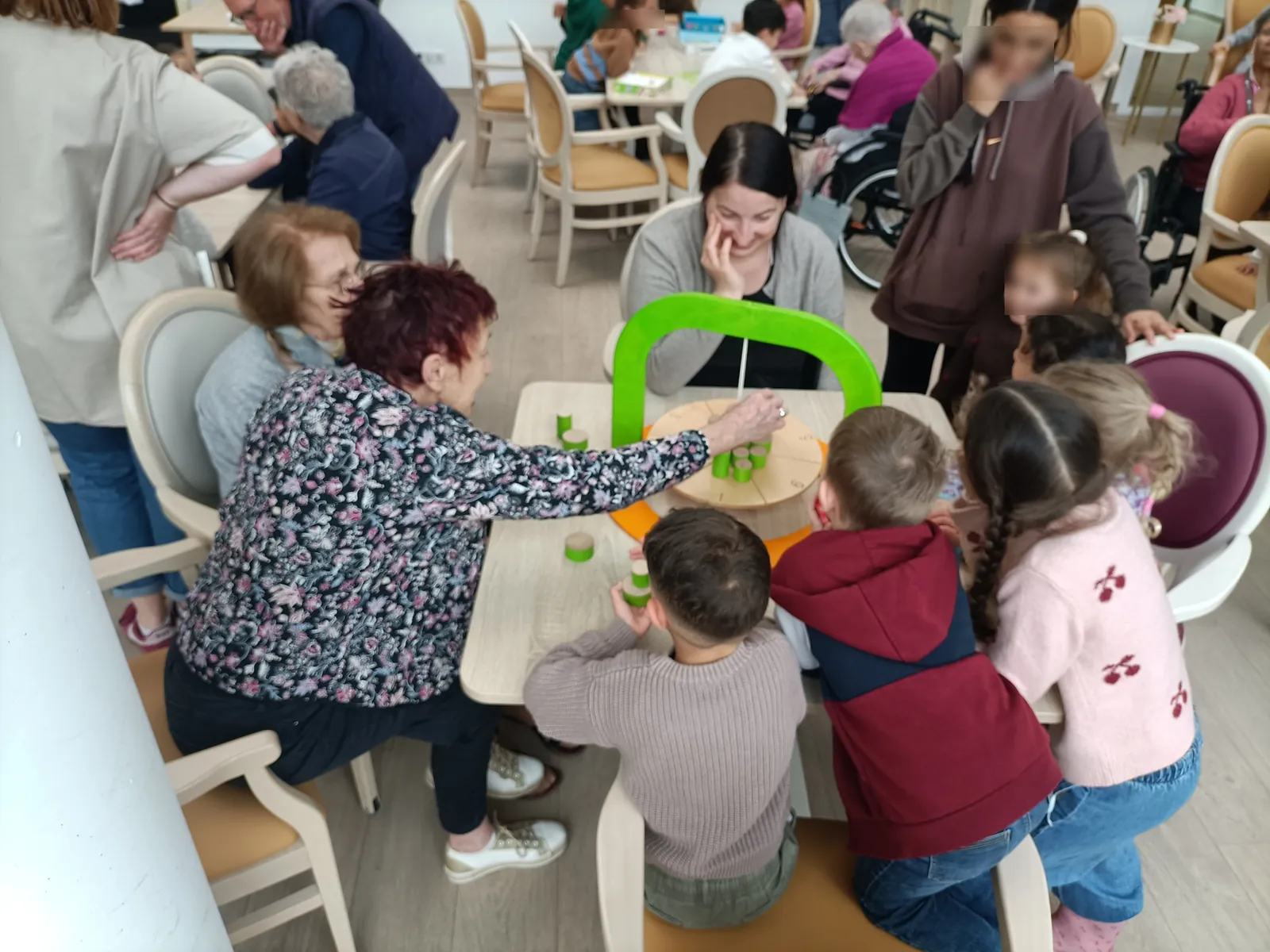 Le plaisir de jouer avec les maternelles du groupement scolaire Edmond Rostand !