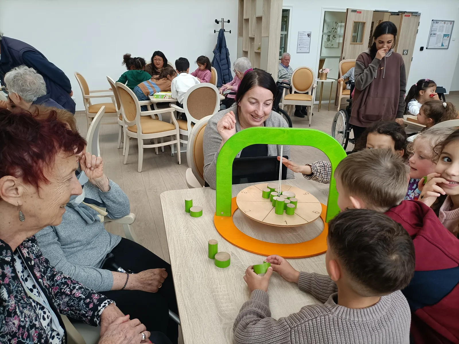 Le plaisir de jouer avec les maternelles du groupement scolaire Edmond Rostand !