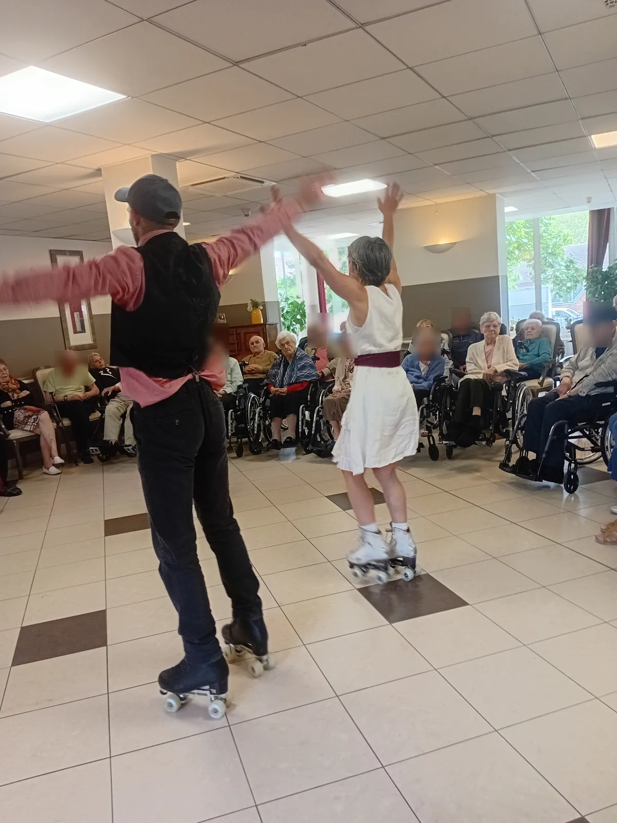 Quand les rollers s’invitent à la résidence pour un moment inoubliable