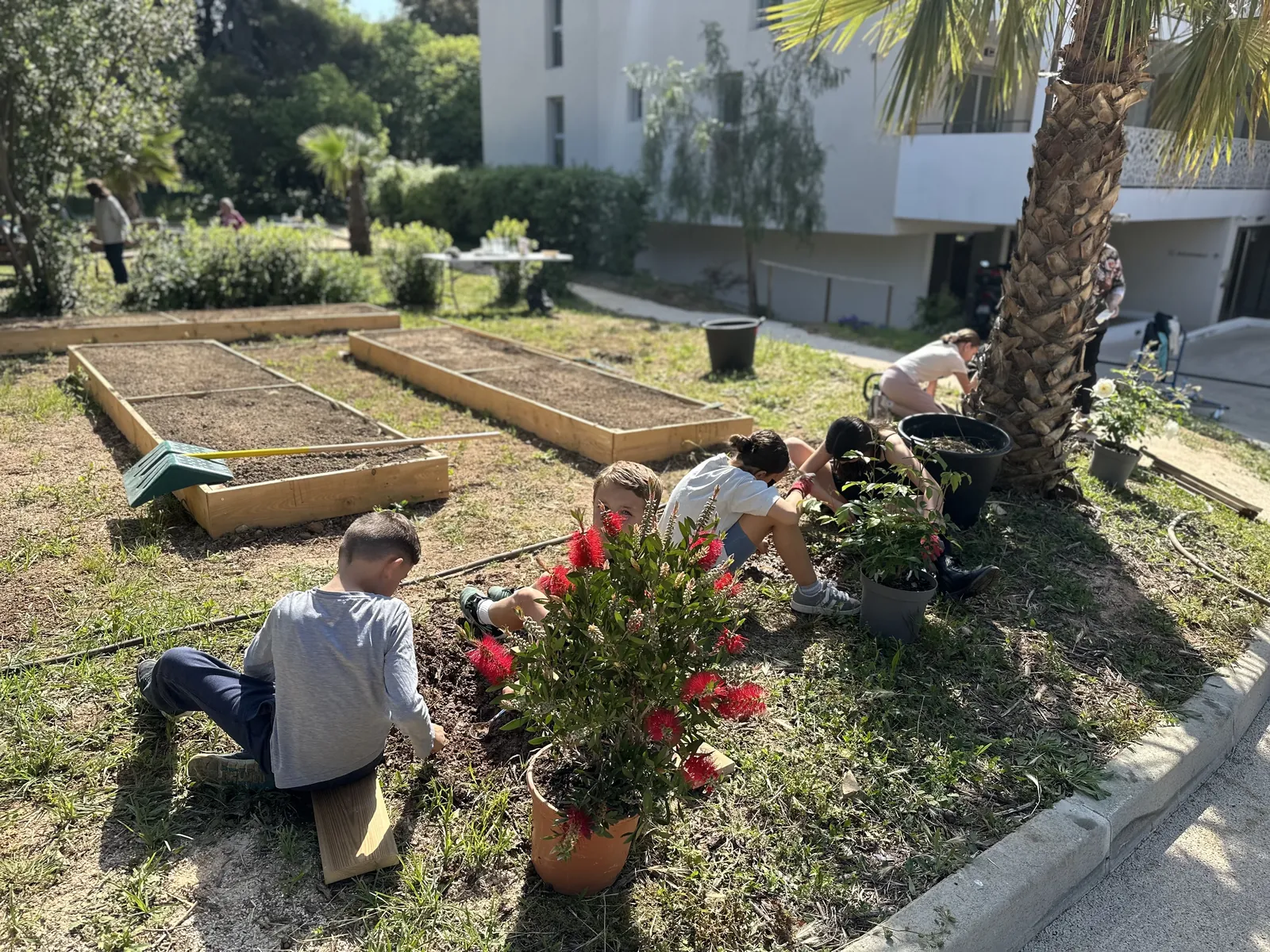 Une matinée de jardinage intergénérationnelle à La Coquette