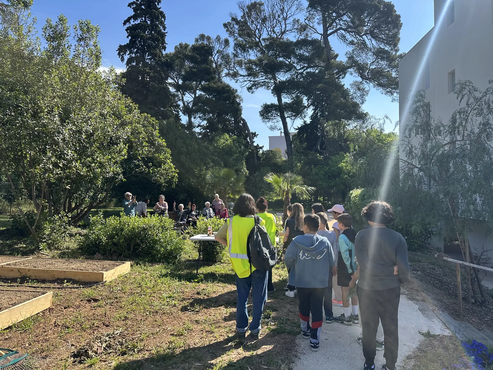 Une matinée de jardinage intergénérationnelle à La Coquette