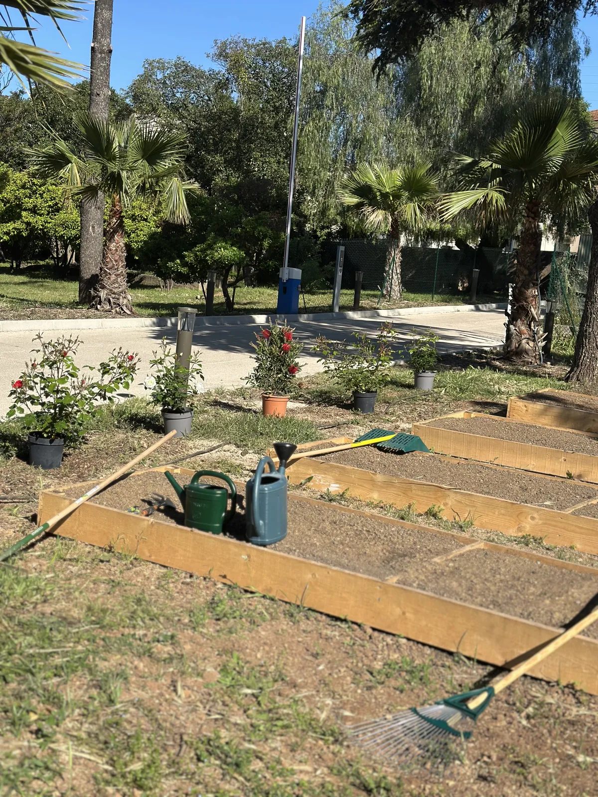Une matinée de jardinage intergénérationnelle à La Coquette