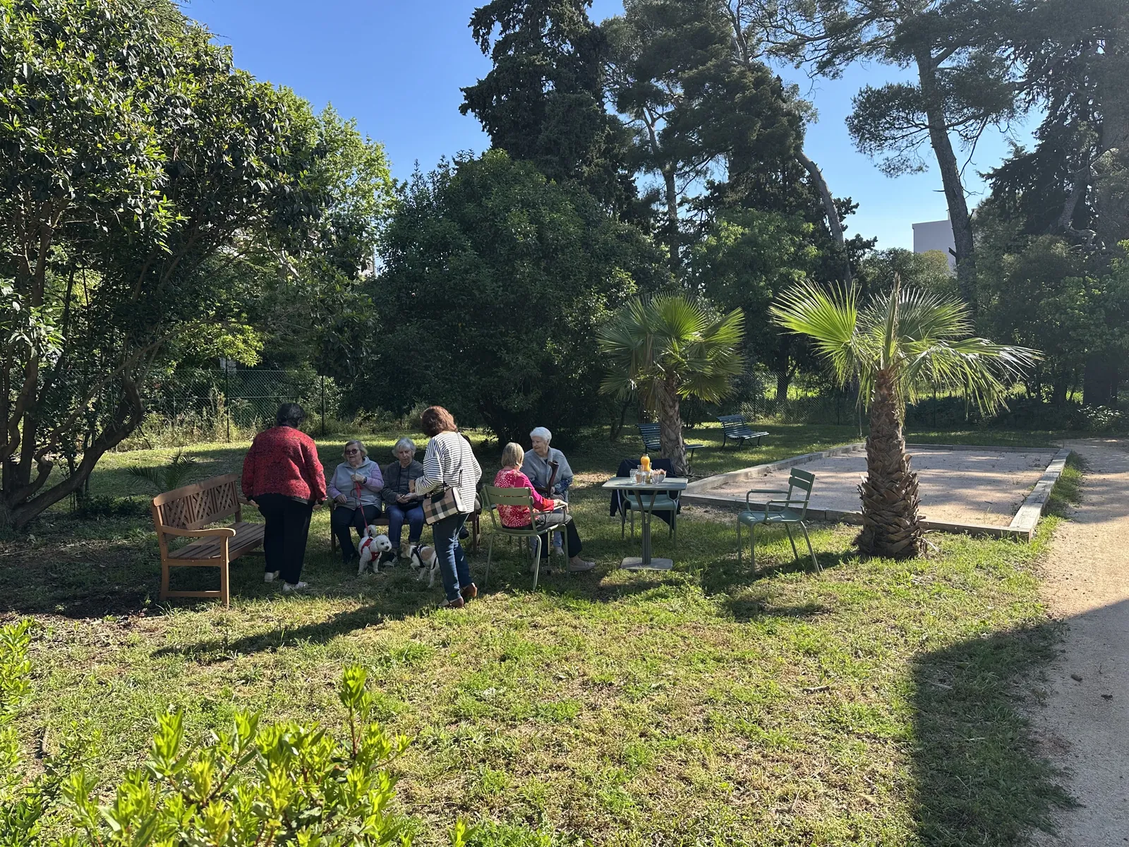 Une matinée de jardinage intergénérationnelle à La Coquette