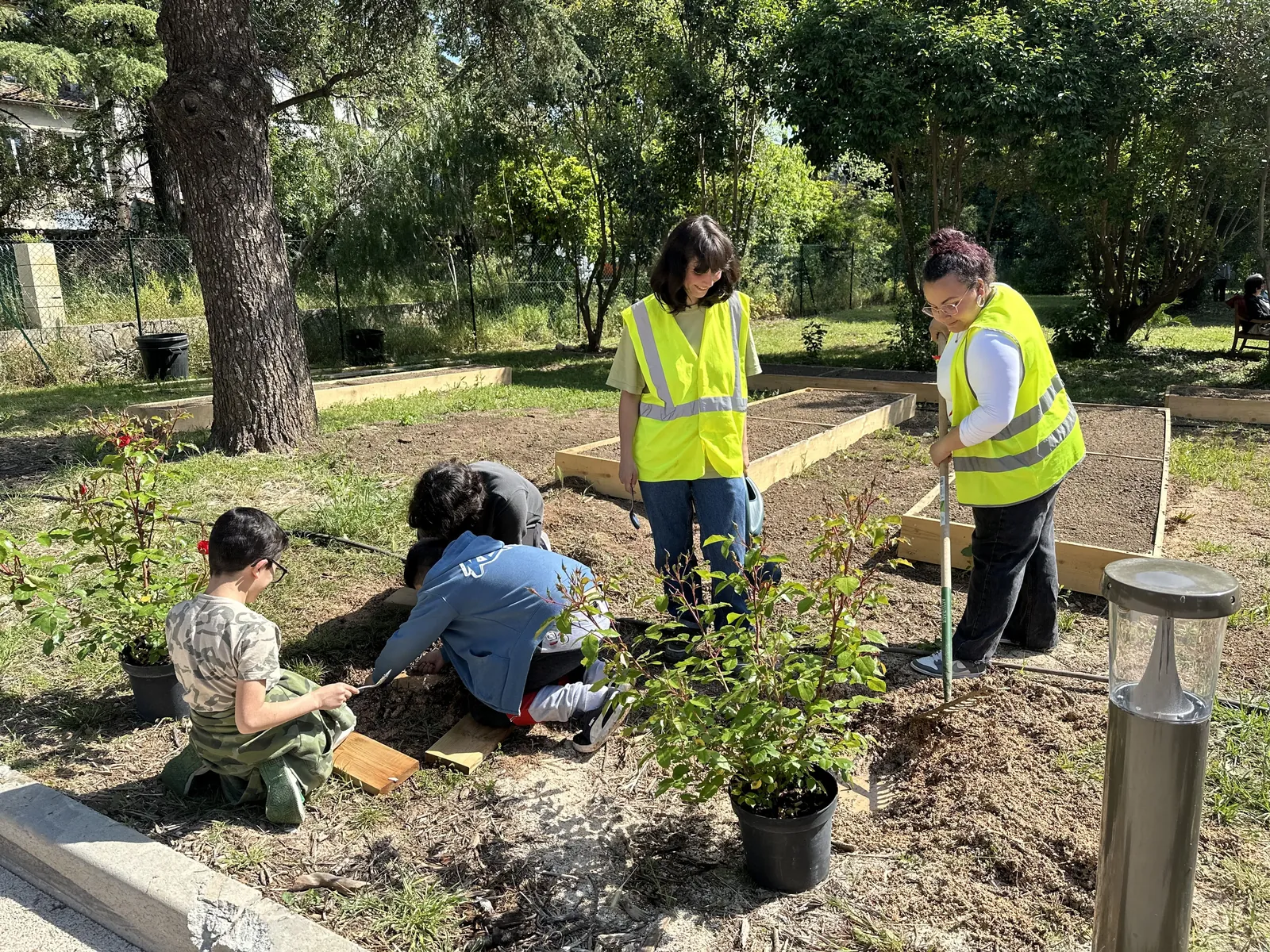 Une matinée de jardinage intergénérationnelle à La Coquette
