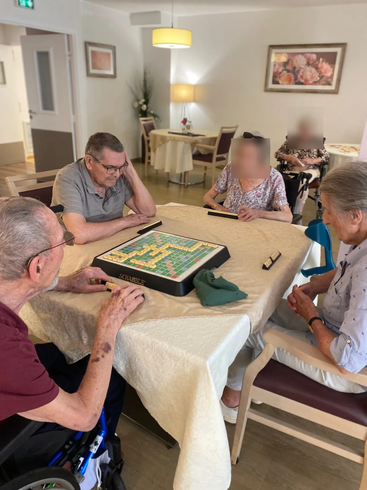 Les résidents des Hautes Futaies accueillent l'Adjoint au Maire et les habitants de Soisy lors d'un après-midi jeux de sociétér des jeux de société