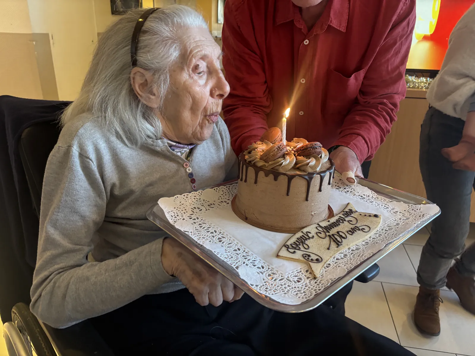 Un siècle de vie célébré avec émotion : Mme M fête ses 100 ans entourée des siens