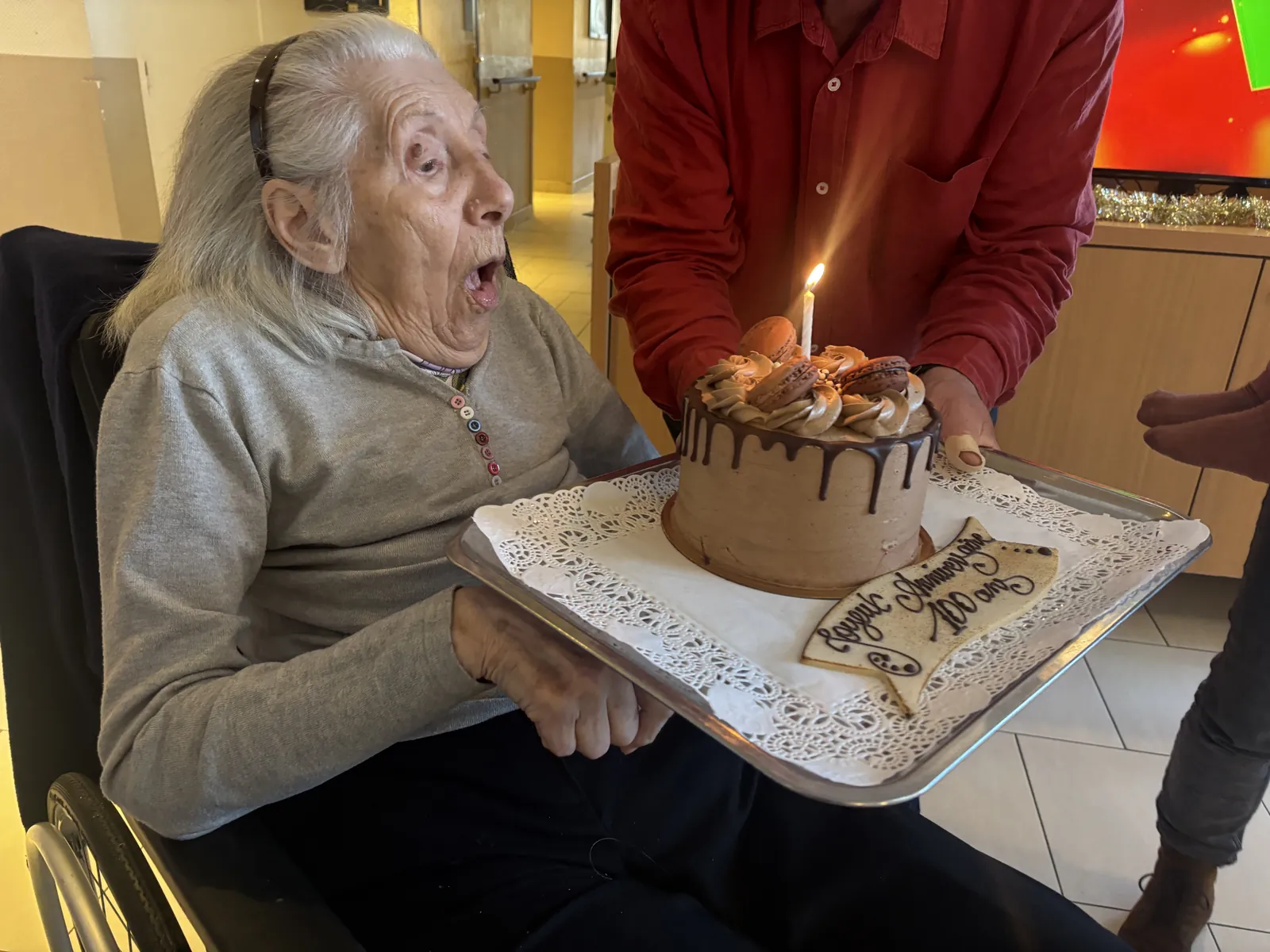 Un siècle de vie célébré avec émotion : Mme M fête ses 100 ans entourée des siens