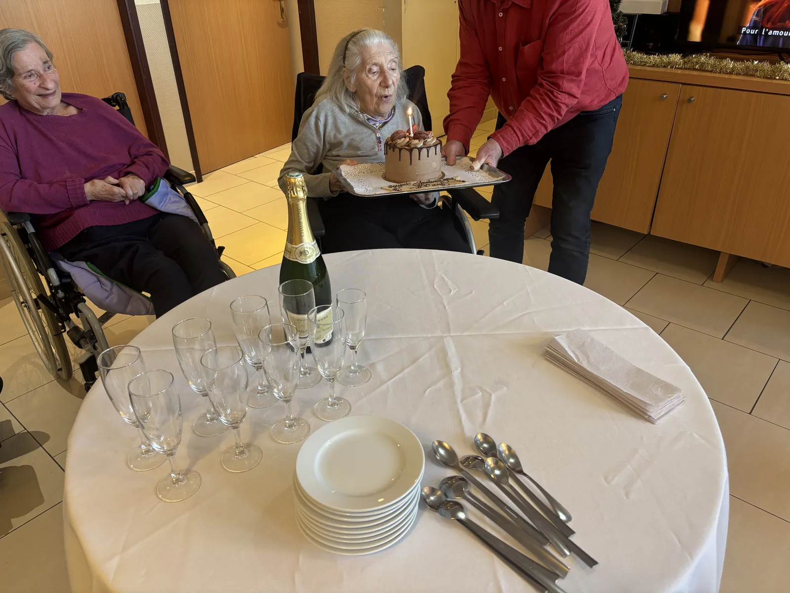 Un siècle de vie célébré avec émotion : Mme M fête ses 100 ans entourée des siens