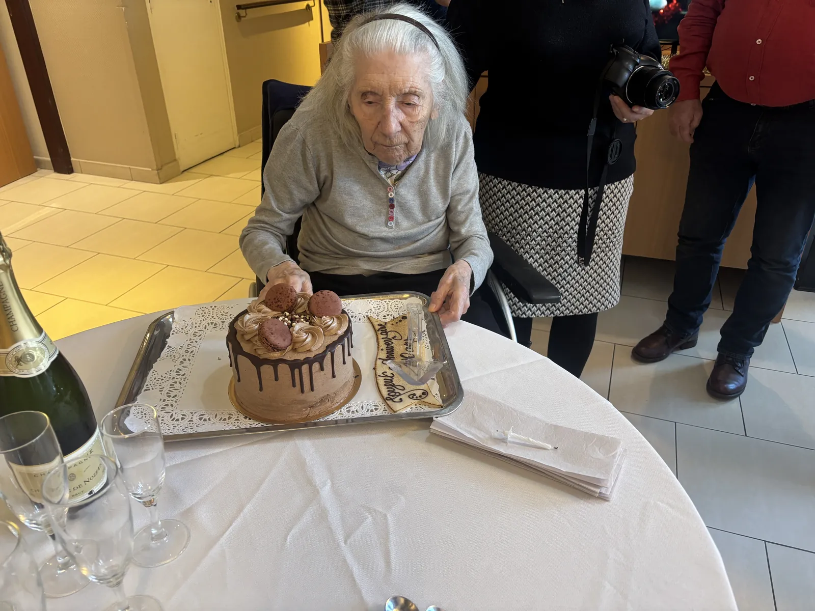 Un siècle de vie célébré avec émotion : Mme M fête ses 100 ans entourée des siens