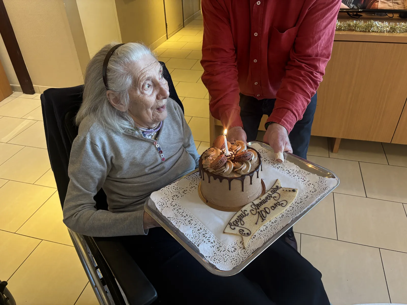 Un siècle de vie célébré avec émotion : Mme M fête ses 100 ans entourée des siens