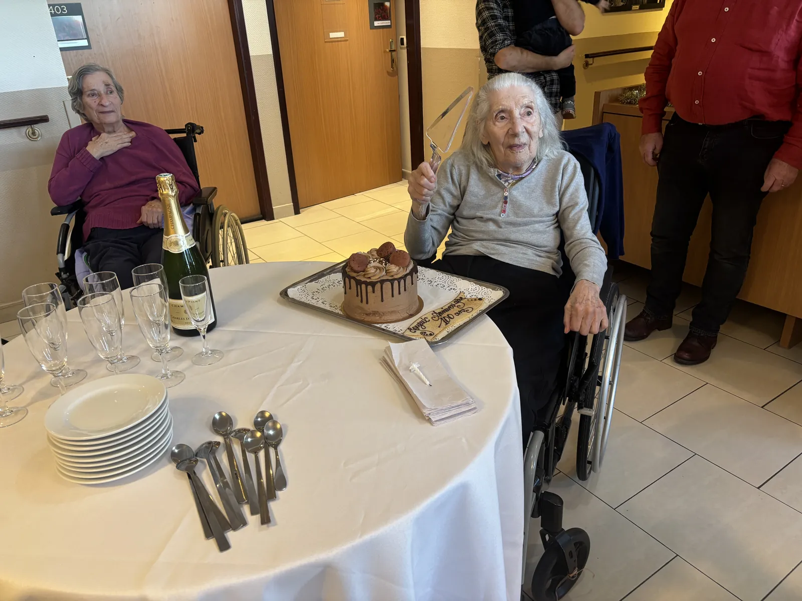 Un siècle de vie célébré avec émotion : Mme M fête ses 100 ans entourée des siens