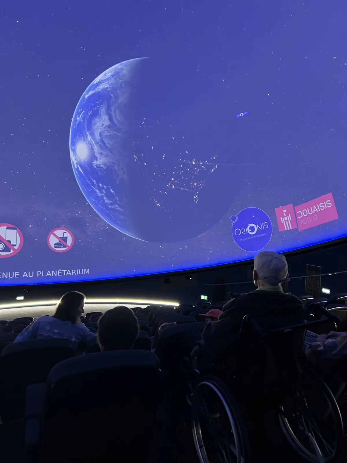 Visite à Orionis : Le planétarium 