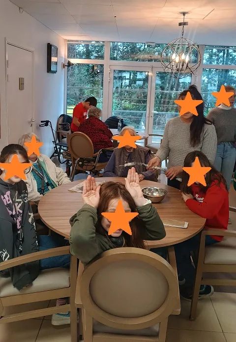 Rencontre intergénérationnelle à la maison de retraite les Vallières de Cagnes sur Mer 