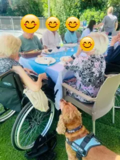 Barbecue des résidents : le chien de l’animatrice vole la vedette