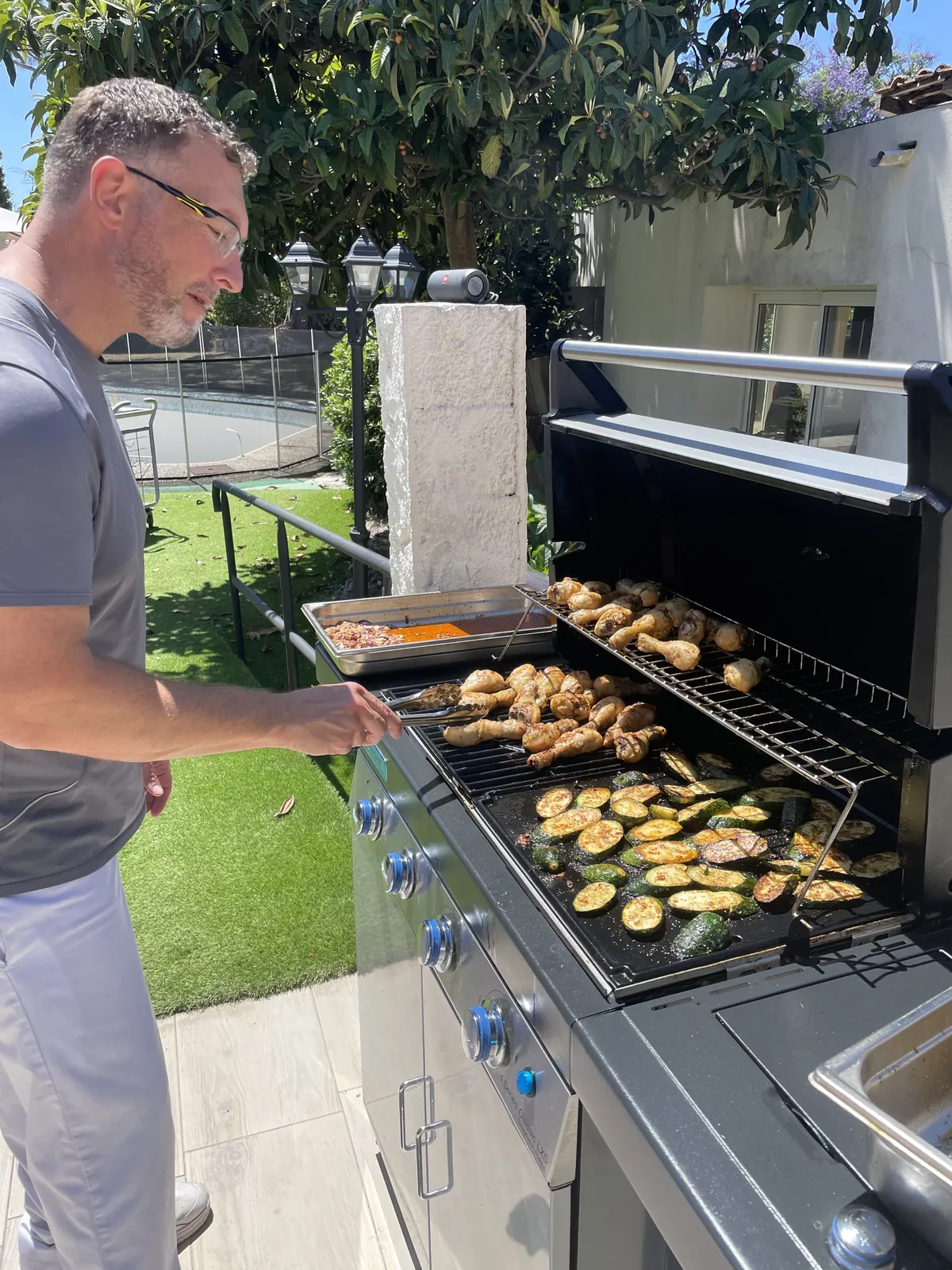 Barbecue des résidents : le chien de l’animatrice vole la vedette