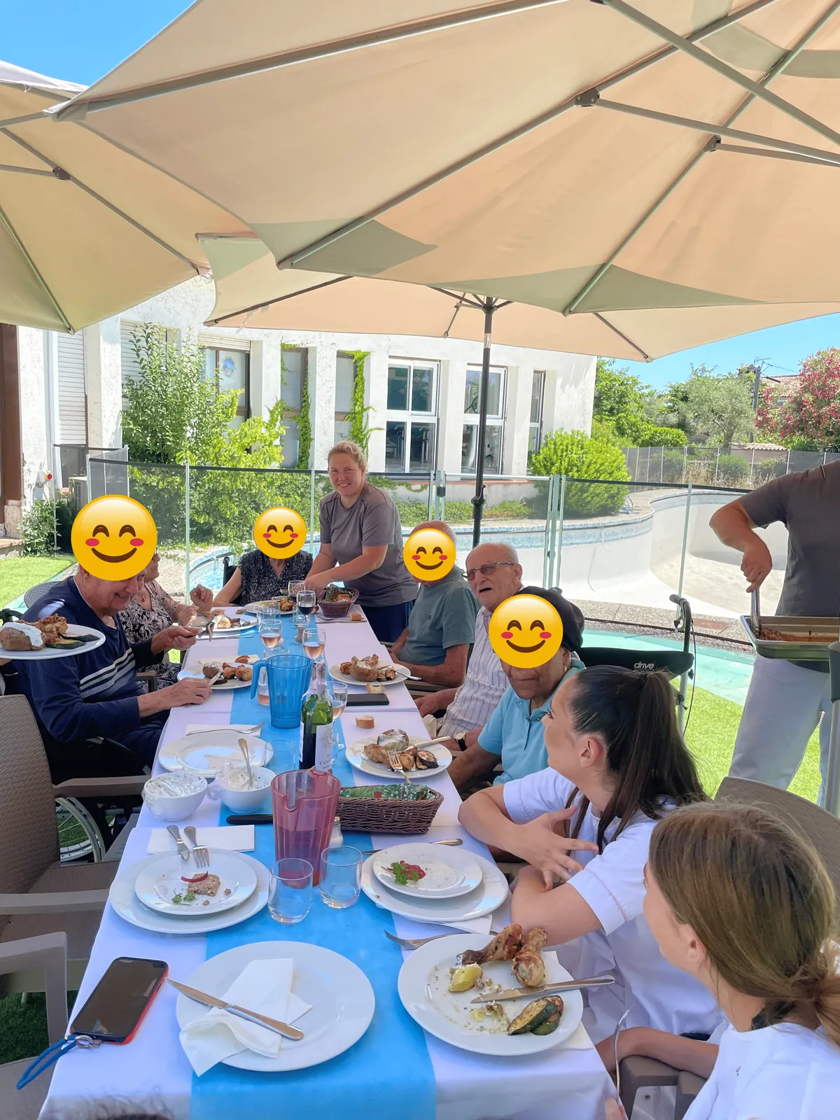 Barbecue des résidents : le chien de l’animatrice vole la vedette