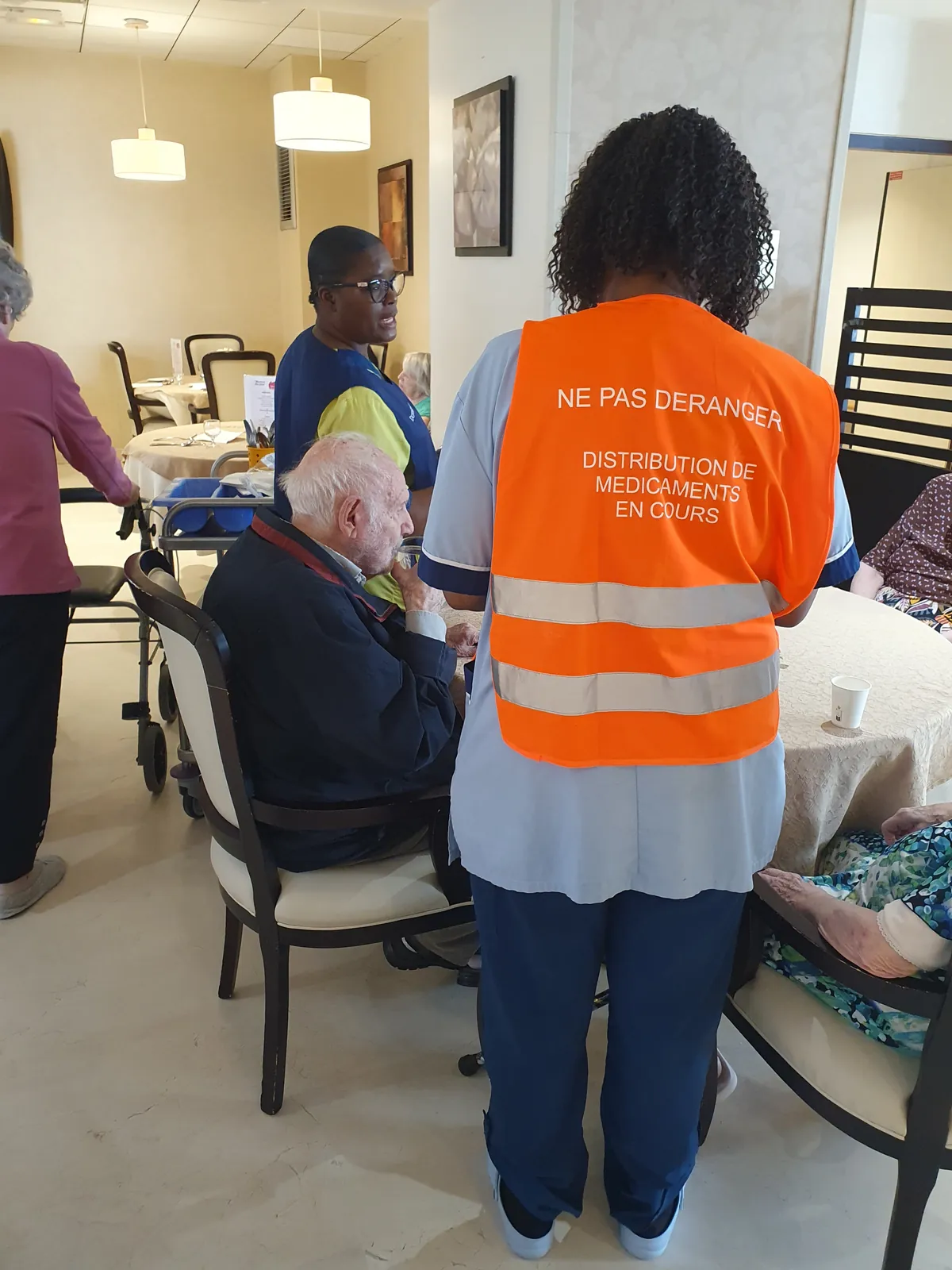 Une drôle de chasuble fluorescente a fait son entrée au Cap !