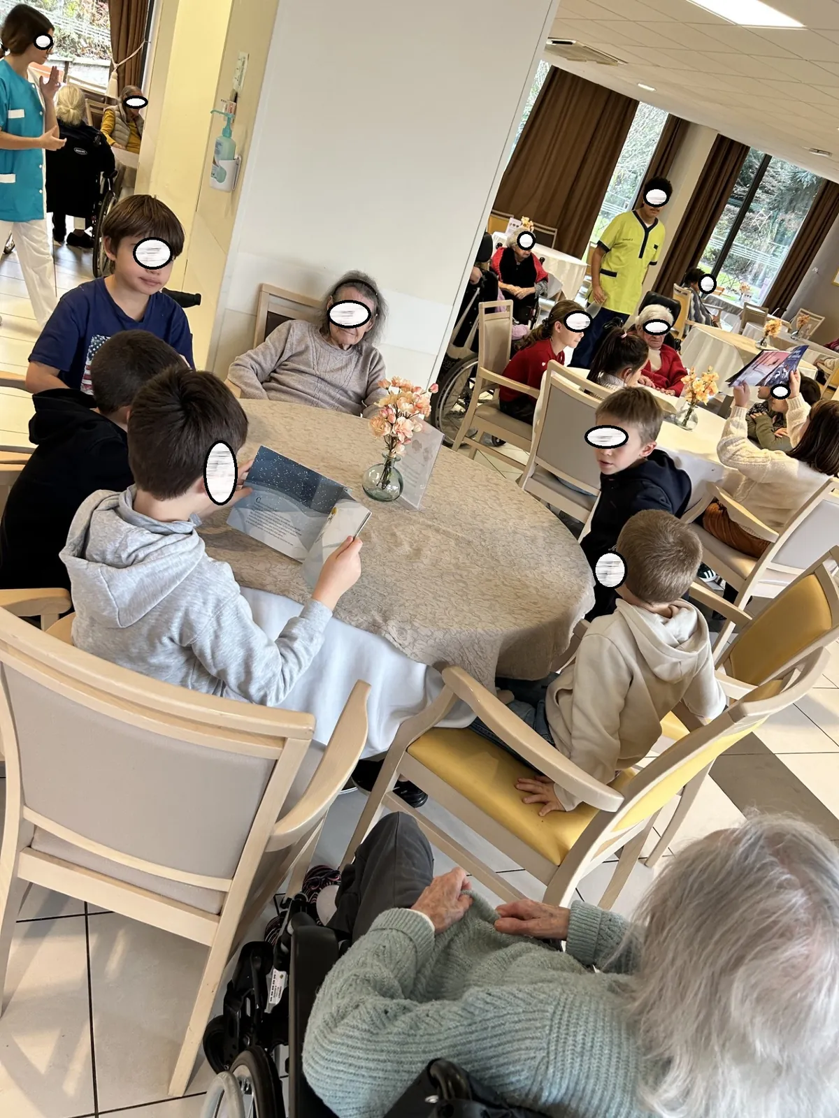 Lecture et sourires : un beau moment entre générations