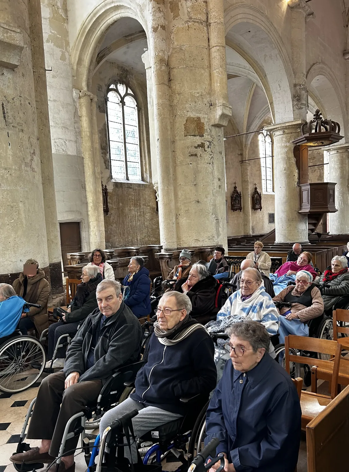 Messe dans l'église de Nogent l'Artaud