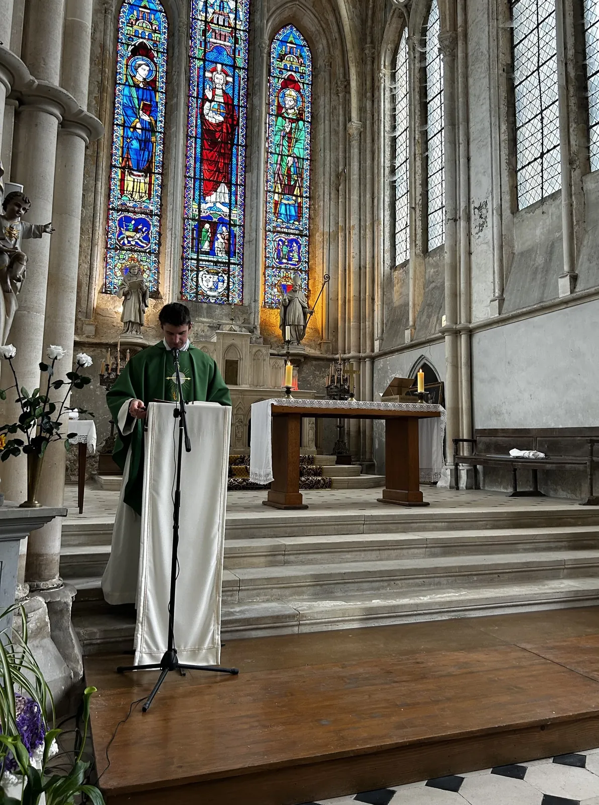 Messe dans l'église de Nogent l'Artaud