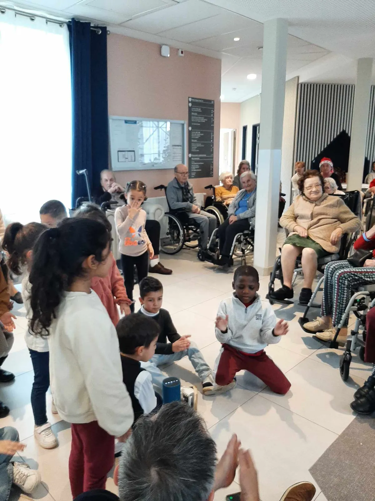 Les enfants de l'école Edouard Herriot chantent Noël à la résidence de Saint Jean 
