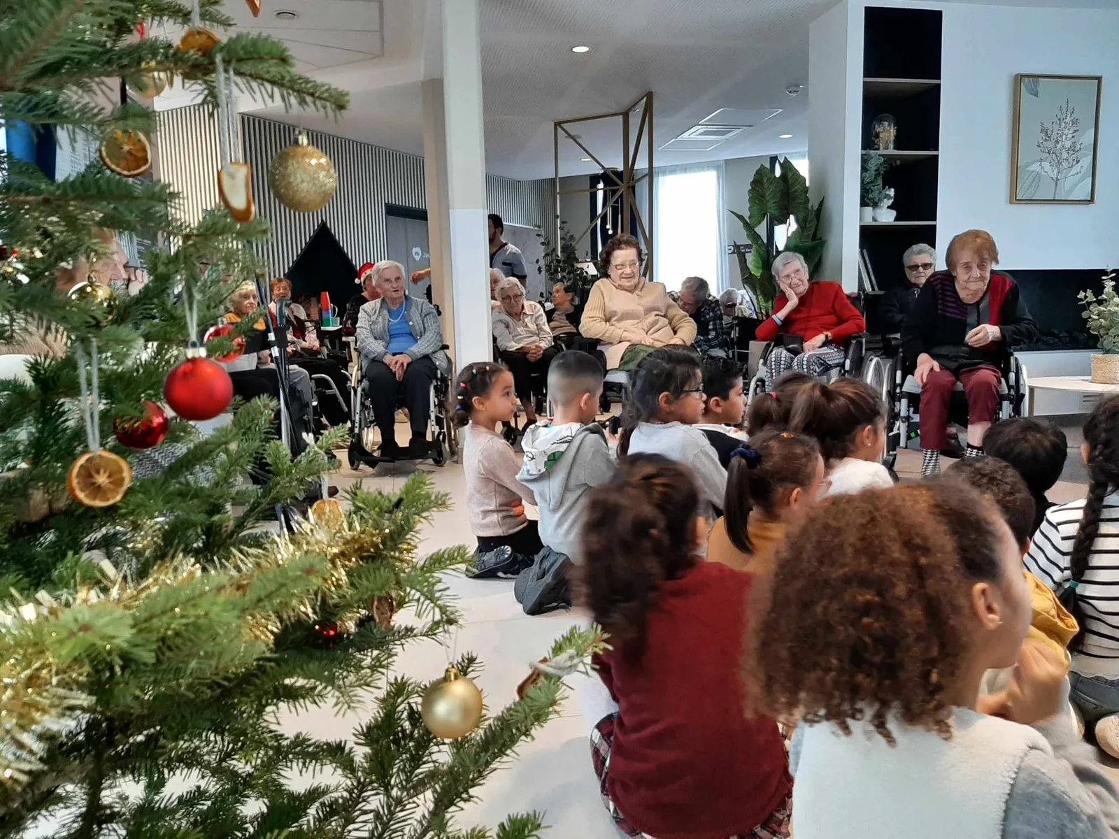 Les enfants de l'école Edouard Herriot chantent Noël à la résidence de Saint Jean 