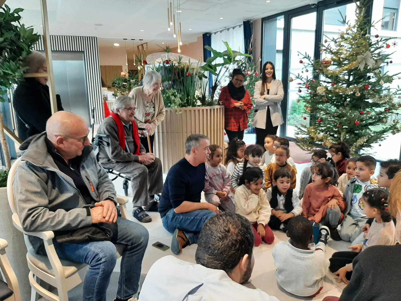 Les enfants de l'école Edouard Herriot chantent Noël à la résidence de Saint Jean 