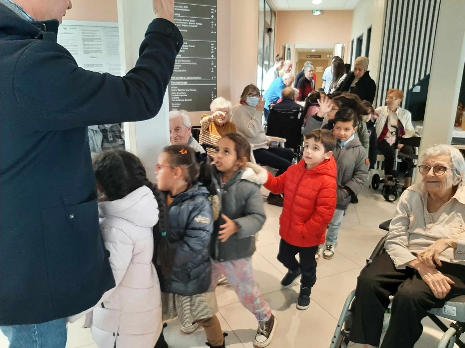 Les enfants de l'école Edouard Herriot chantent Noël à la résidence de Saint Jean 
