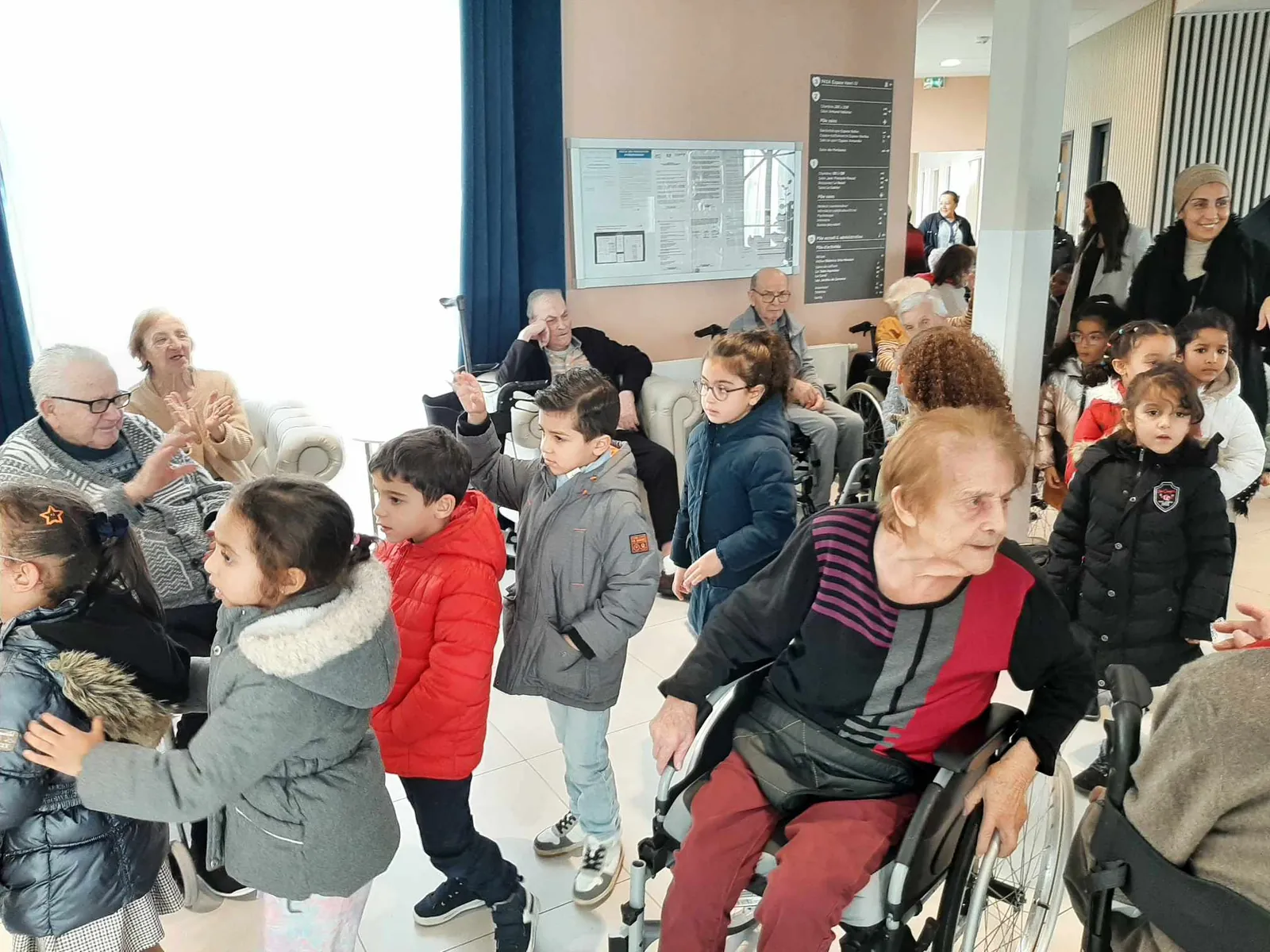 Les enfants de l'école Edouard Herriot chantent Noël à la résidence de Saint Jean 