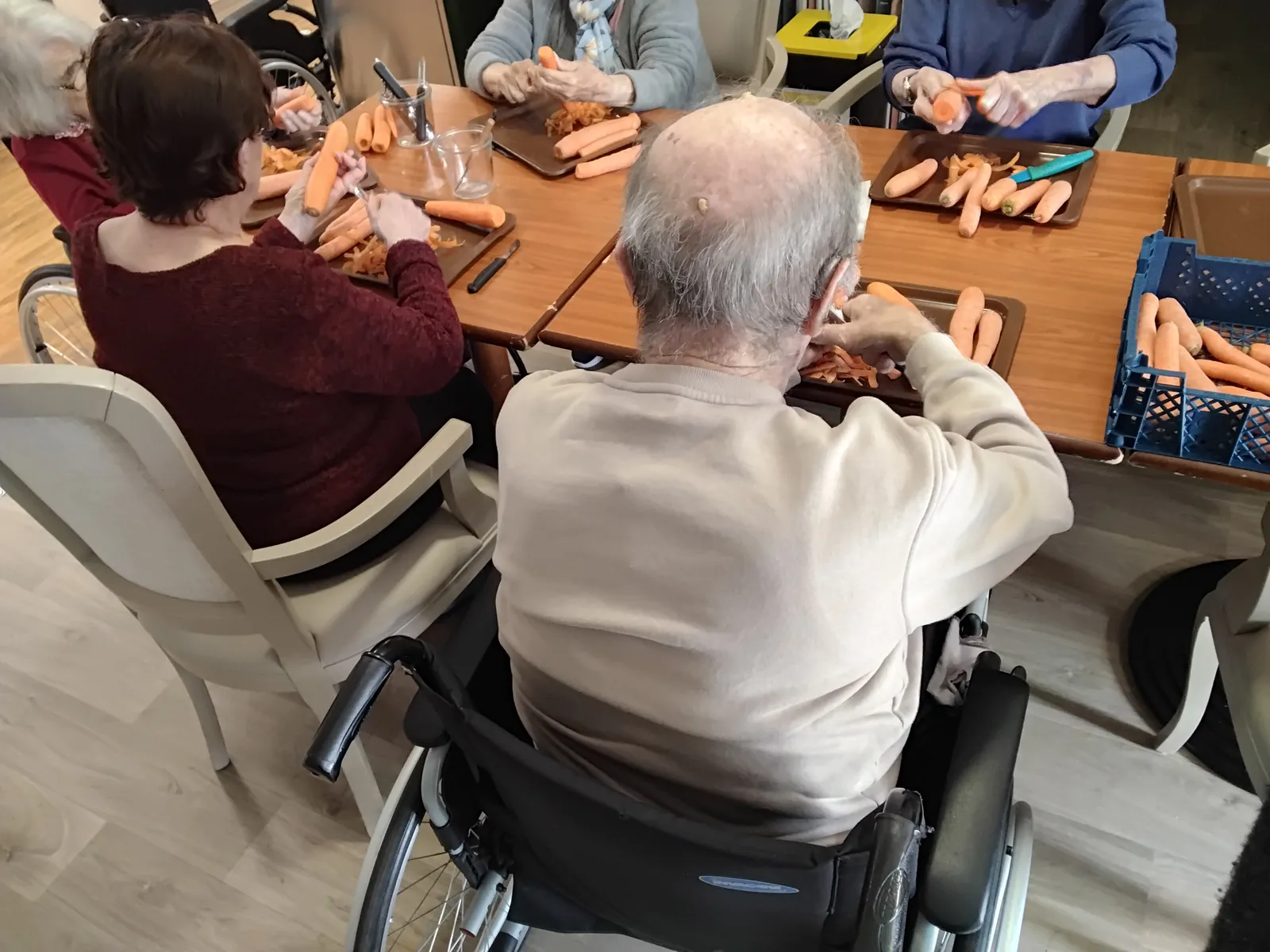 aujourd'hui atelier épluchage de carottes et visite aux animaux  