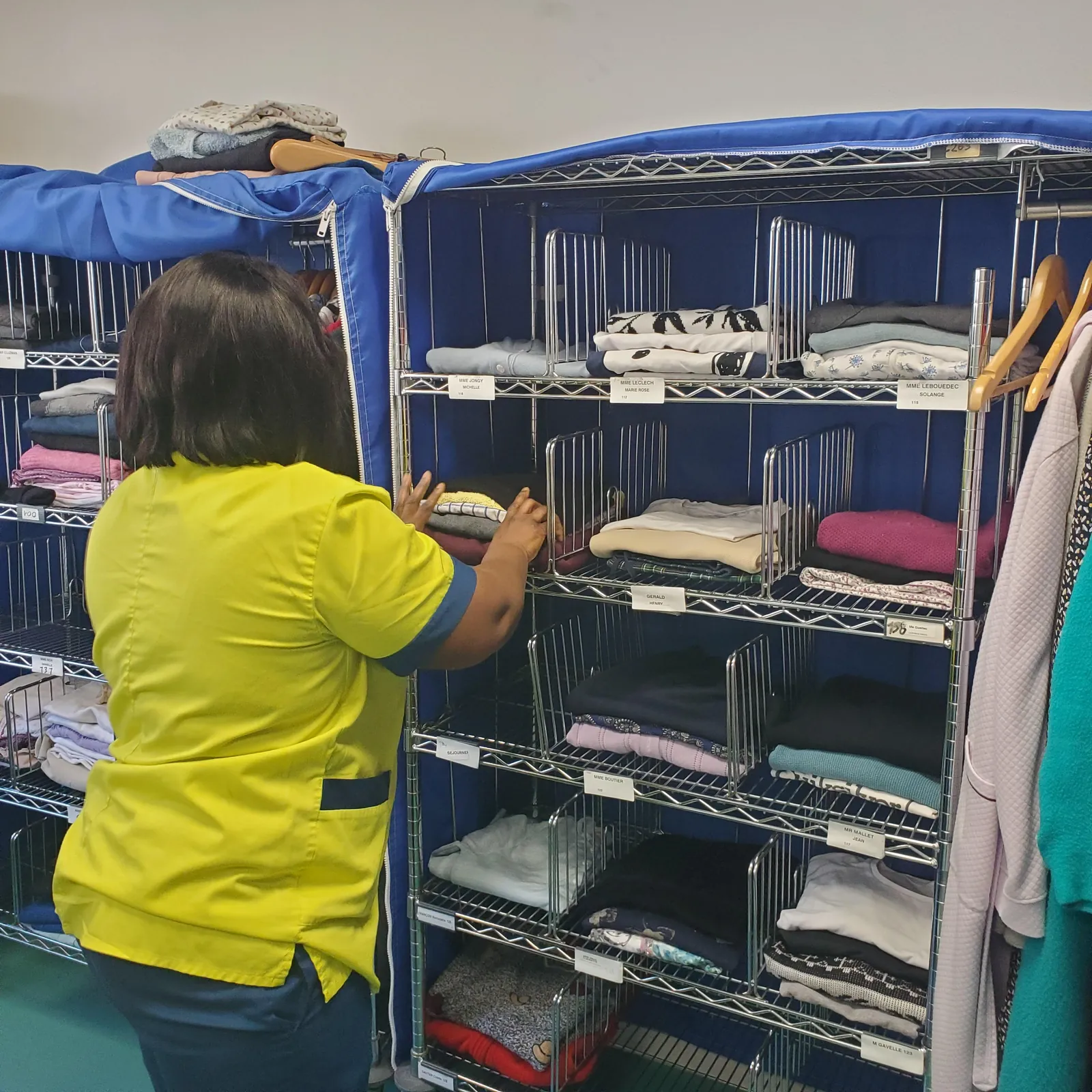 HOTELLERIE : Reportage sur le métier de lingère 