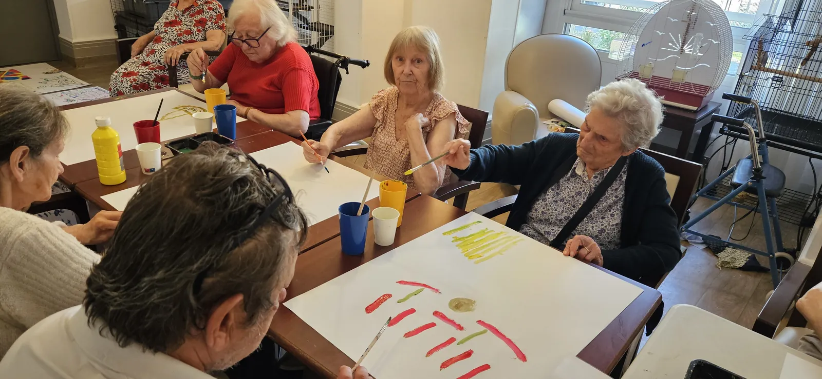 Un trio d'atelier pour des résidents enchantés