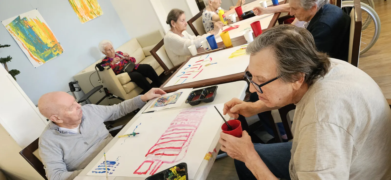 Un trio d'atelier pour des résidents enchantés
