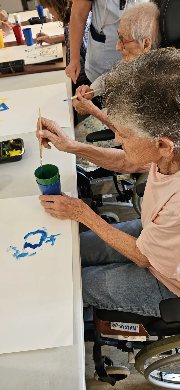 Un trio d'atelier pour des résidents enchantés
