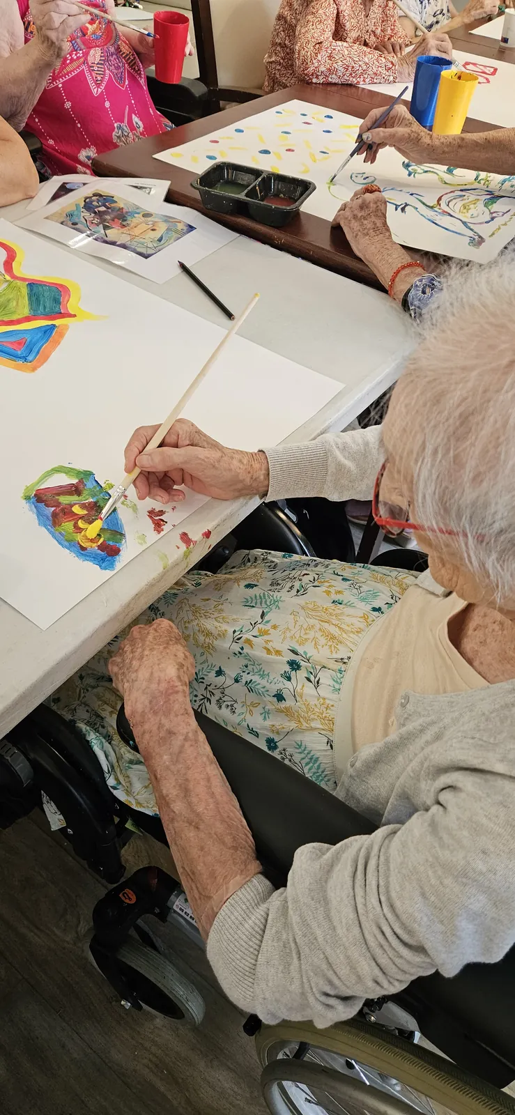 Un trio d'atelier pour des résidents enchantés