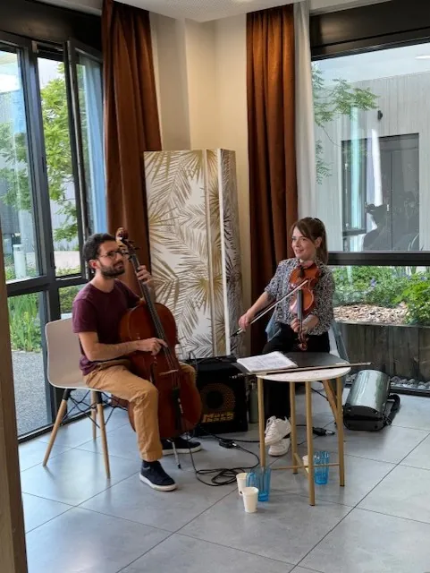 Apéritif dinatoire aux Terrasses de l'étoile en musique.