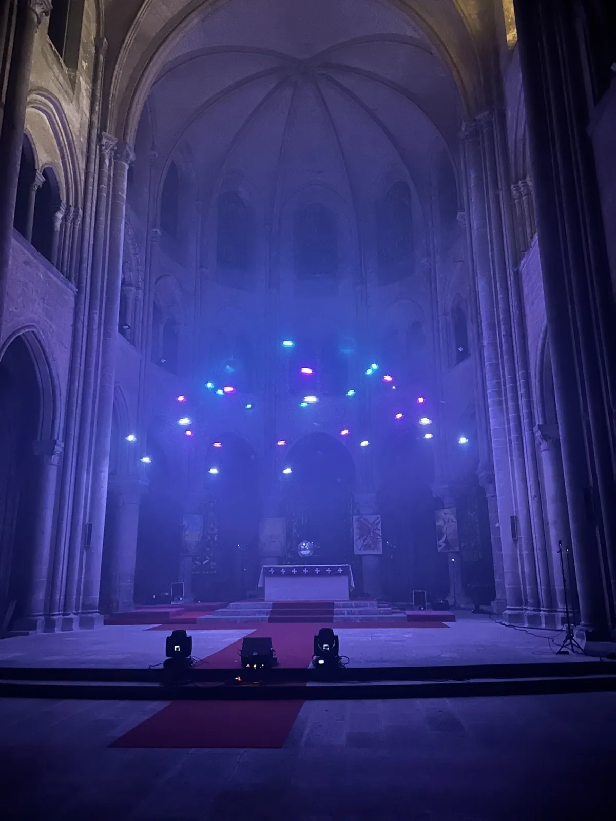 L’Abbatiale S’Illumine : Un Voyage Féerique