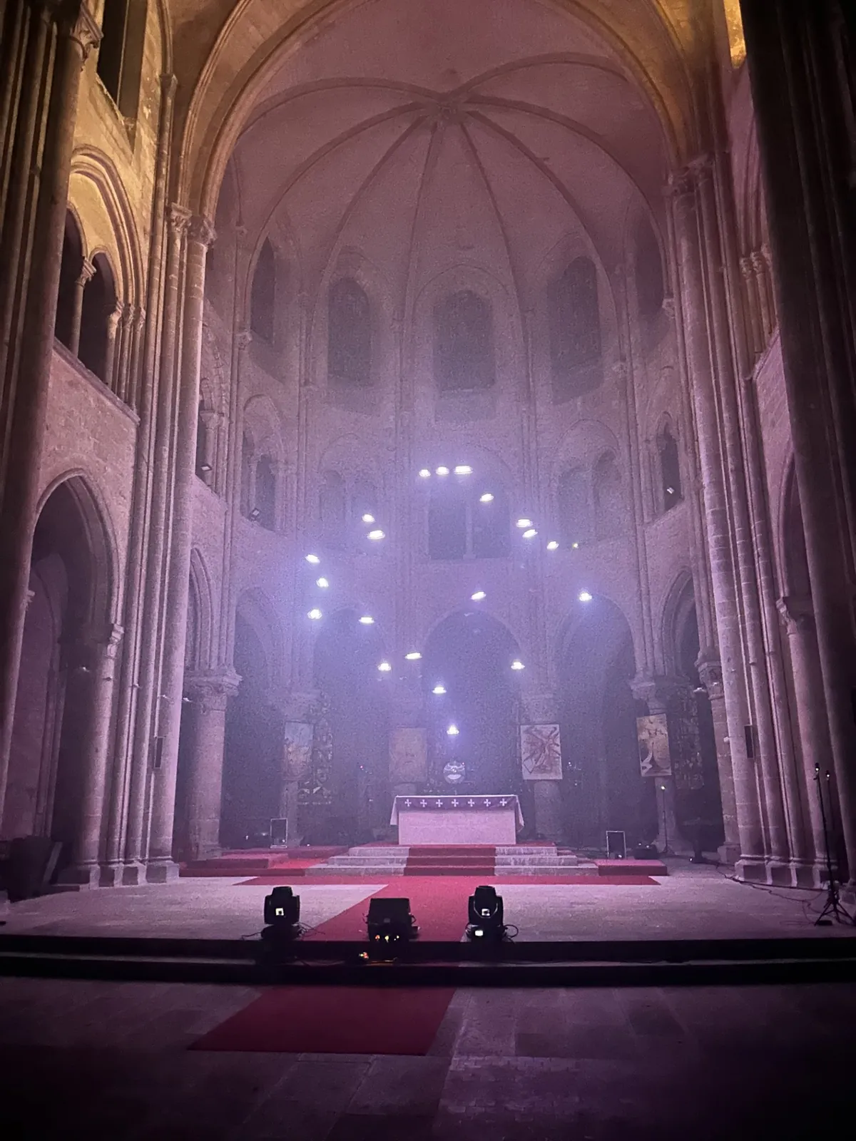 L’Abbatiale S’Illumine : Un Voyage Féerique