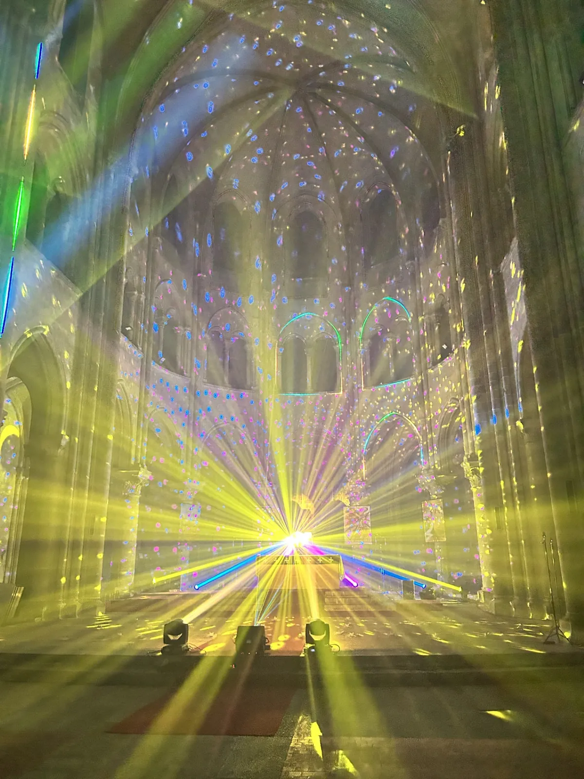L’Abbatiale S’Illumine : Un Voyage Féerique