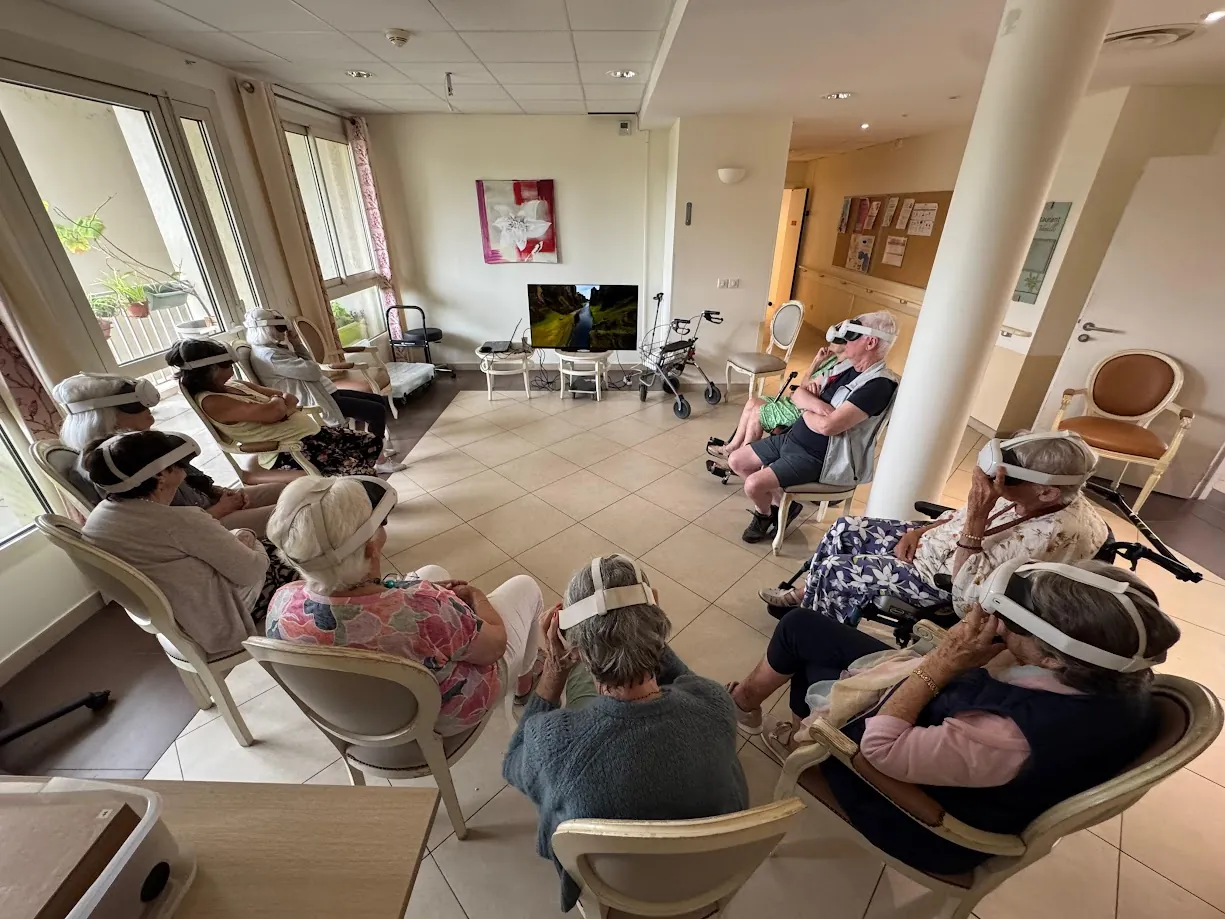 La réalité virtuelle à l’EHPAD Alexandre : un voyage mensuel hors du temp