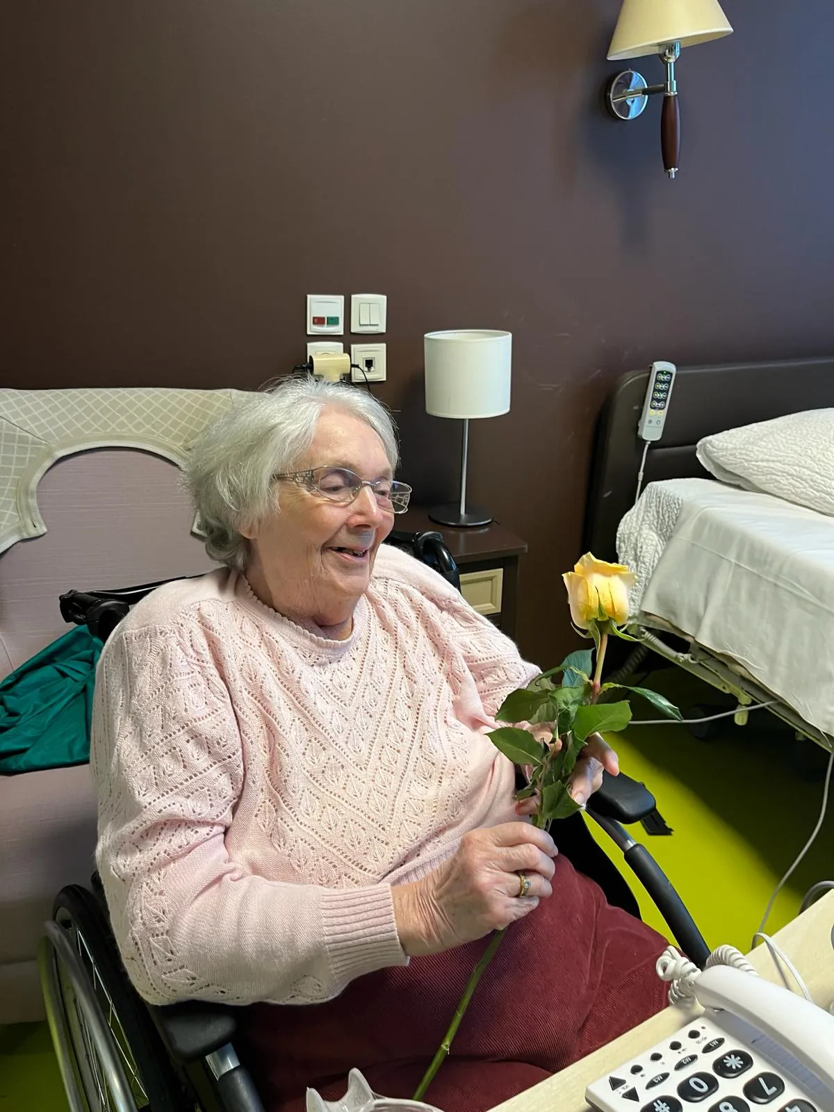  Un bouquet de tendresse : Des roses offertes à nos chers résidents pour la Saint-Valentin