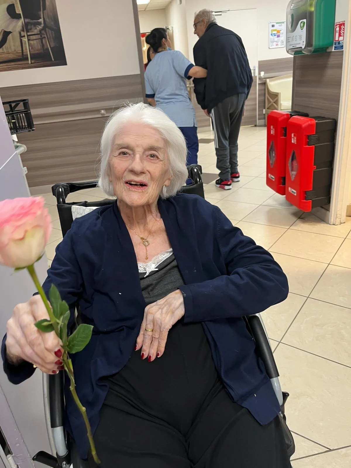  Un bouquet de tendresse : Des roses offertes à nos chers résidents pour la Saint-Valentin